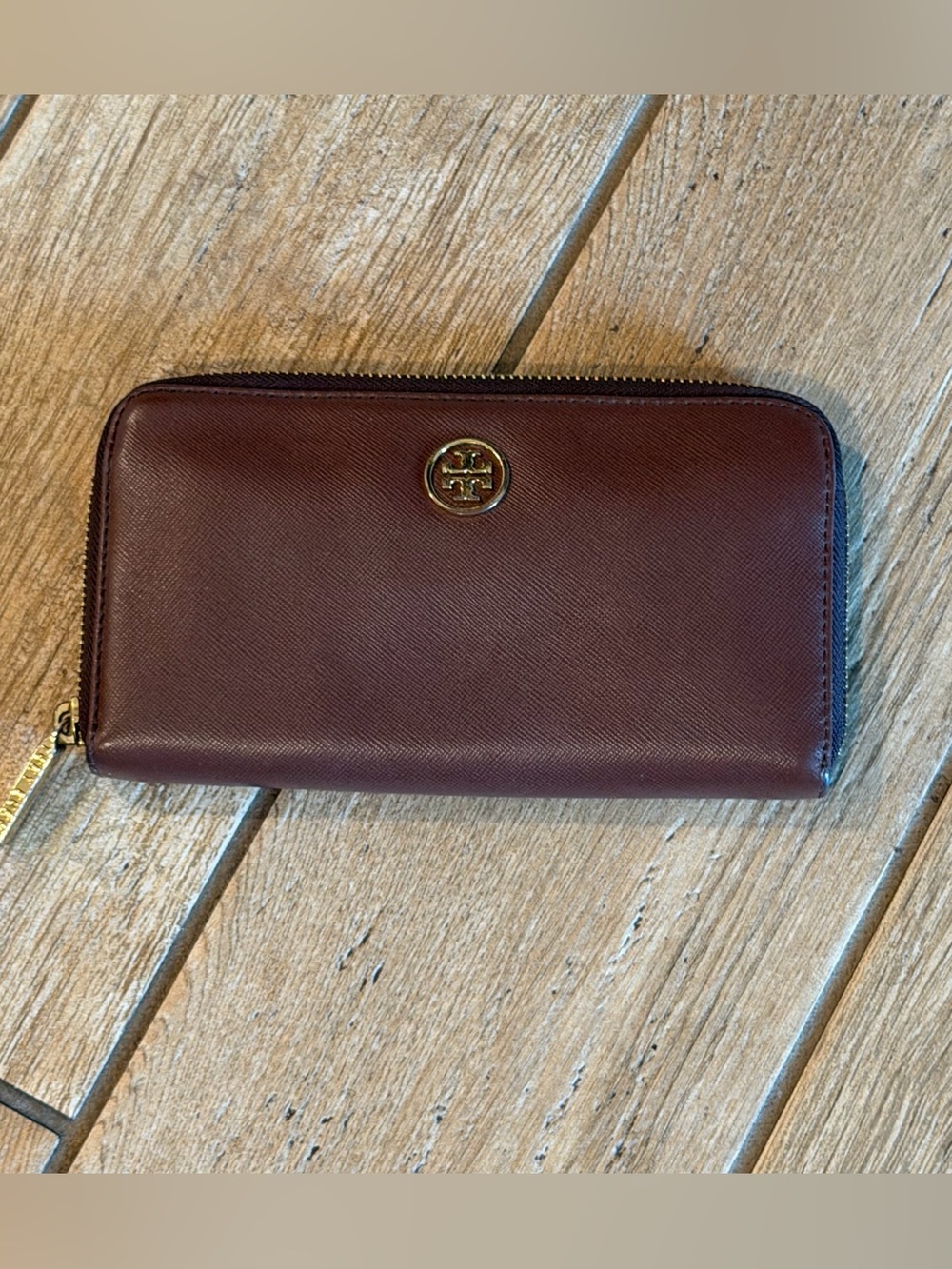 Tory Burch Robinson Zip
Continental Brown Leather Wallet
